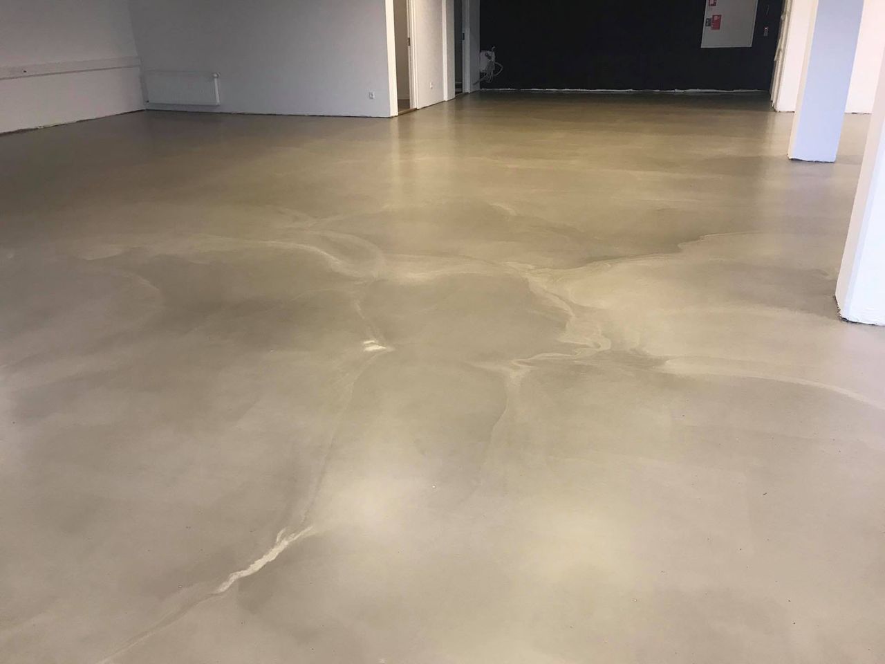 Pardoseală epoxidică decorativă metalizată, efect marmorat